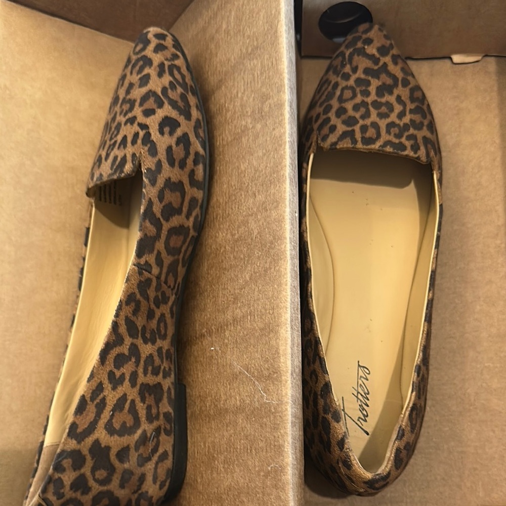 Trotters Harlowe Tan Leopard Flats